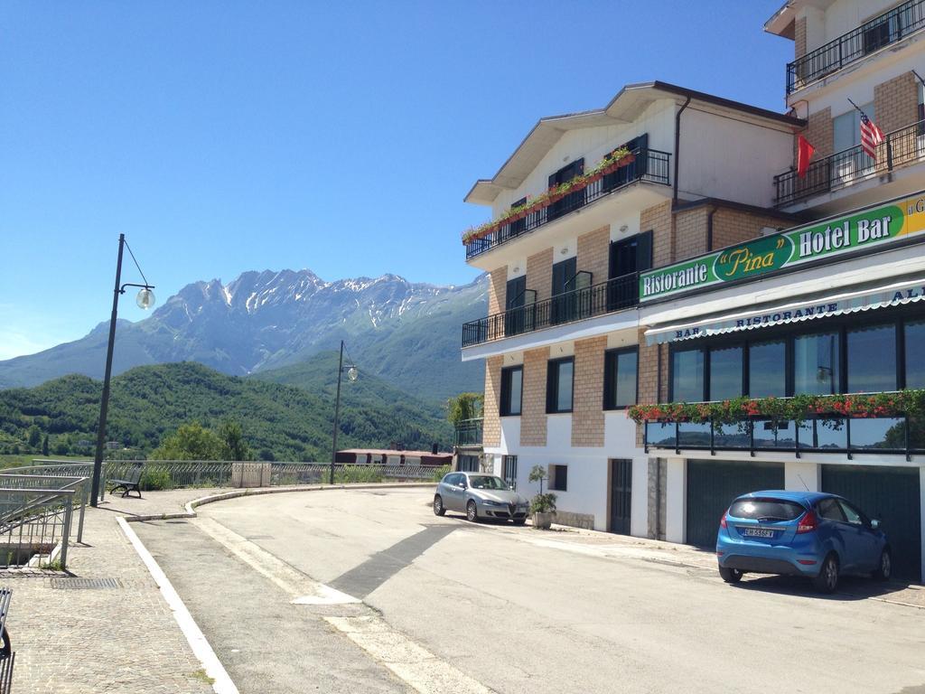 Hotel Pina Ristorante Isola del Gran Sasso dʼItalia Exteriör bild